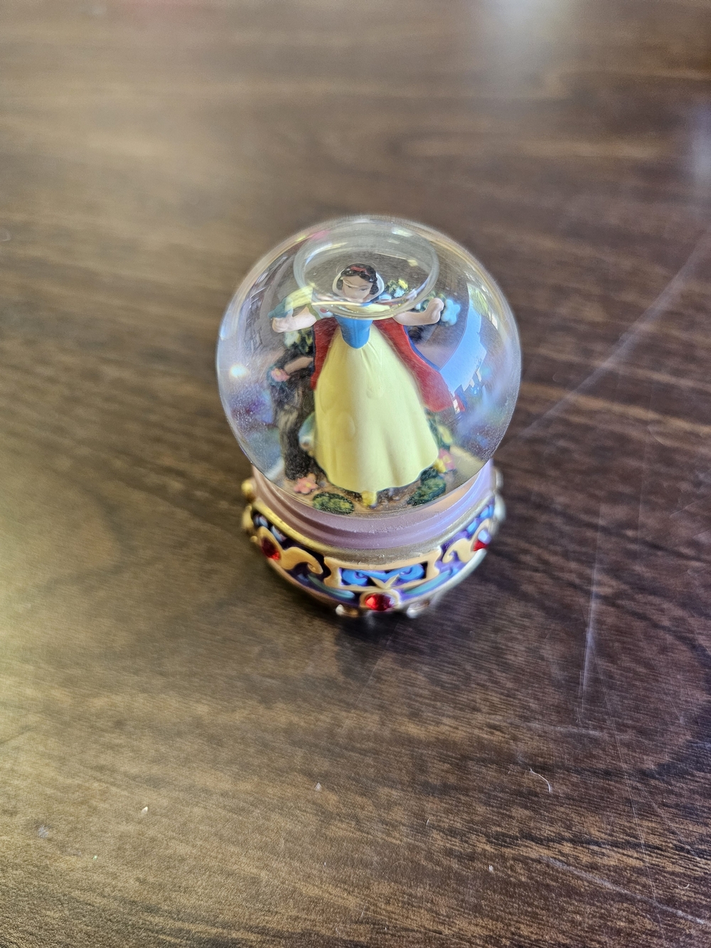 Yellow & Red Snow Globe 💛❤️ Snow White.